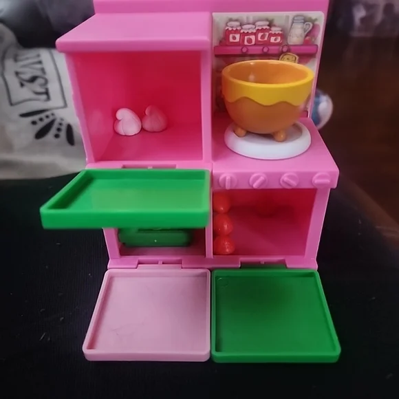 Strawberry Shortcake 5.5-inch Posable Fashion Doll in Playset - Picture 2 of 7